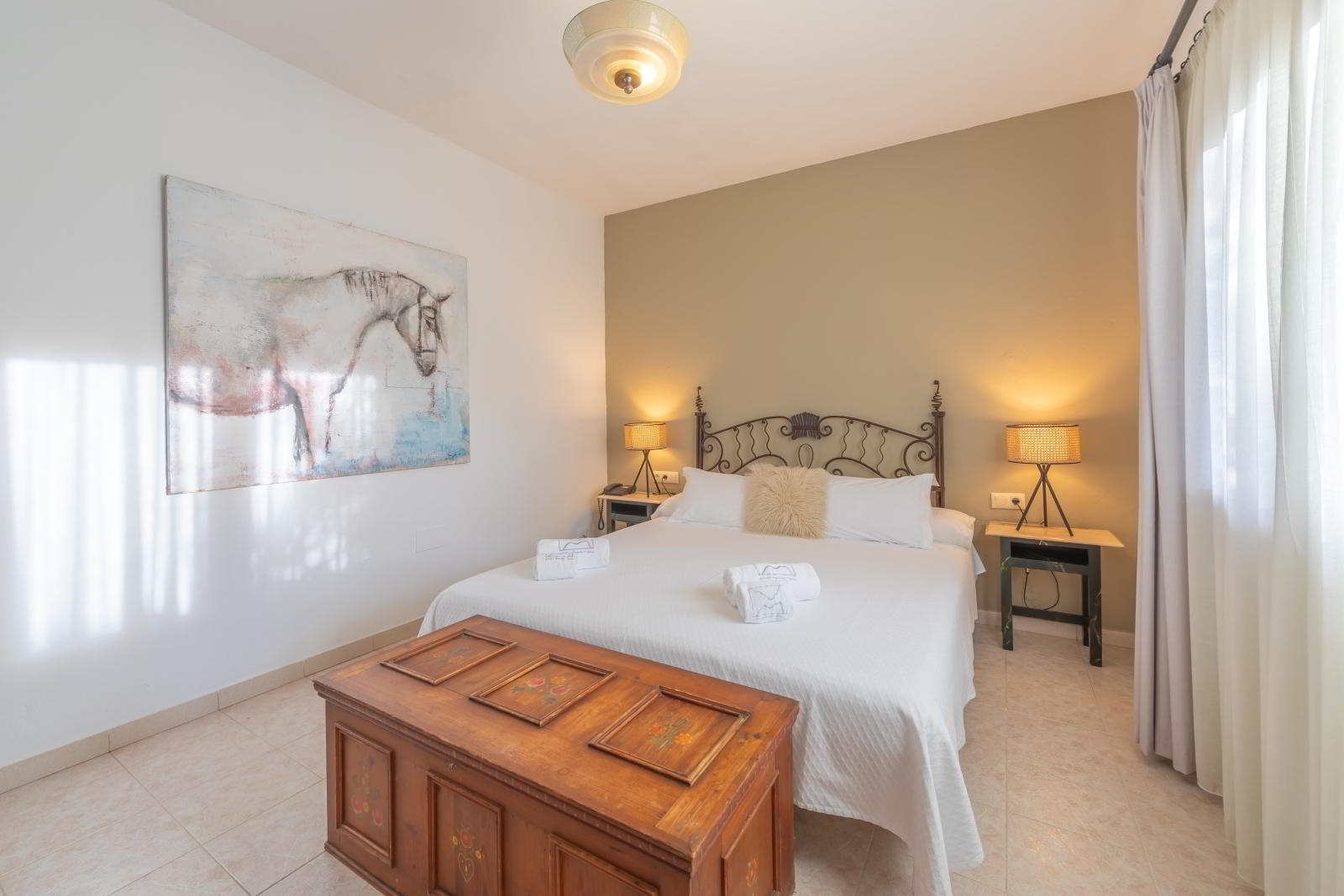 Dormitorio principal con cama doble, armario empotrado y acceso a otras estancias en la habitación familiar grande del hotel