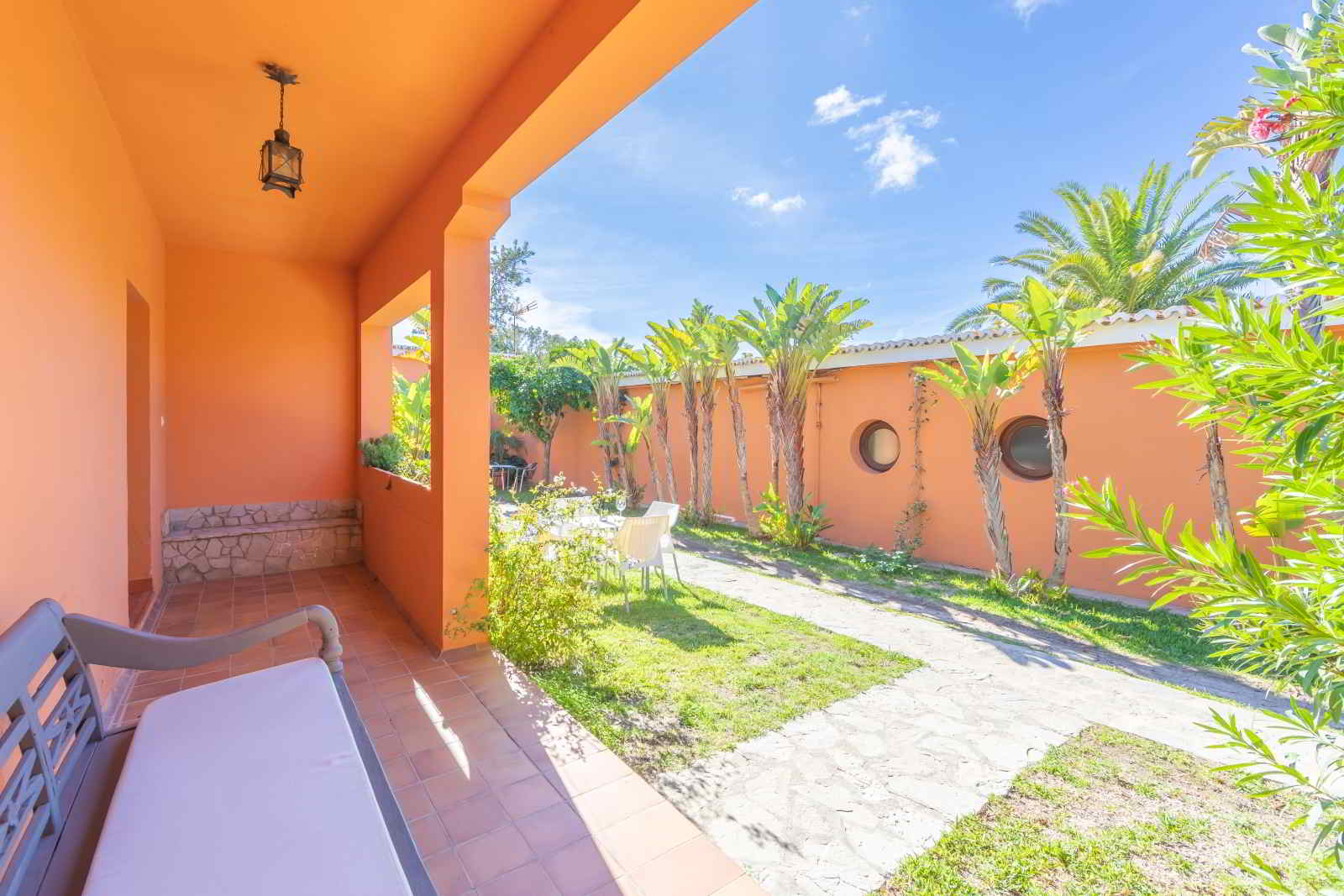 Terraza privada de la habitación familiar grande con jardin y mobiliario exterior