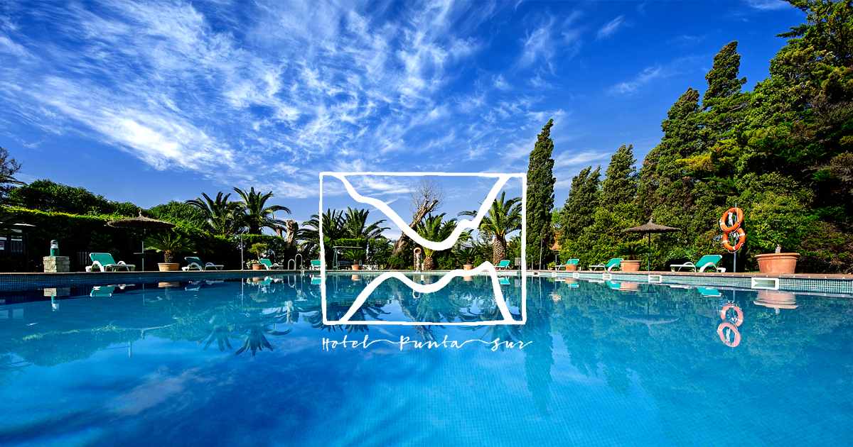 Piscina y logo Hotel Punta Sur