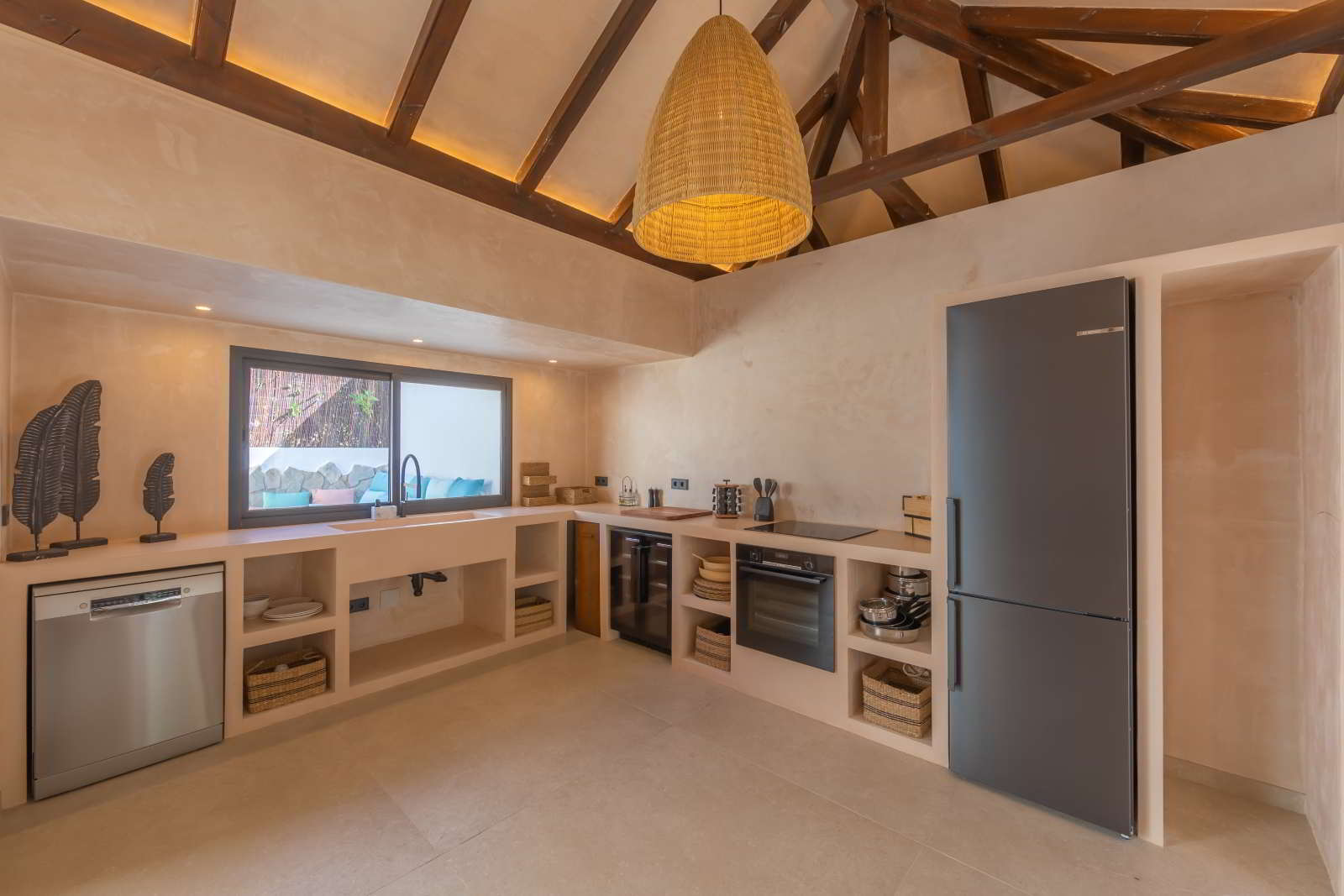 Cocina moderna en La Villa del Hotel Punta Sur con acabados naturales, techos altos de madera y electrodomésticos integrados.