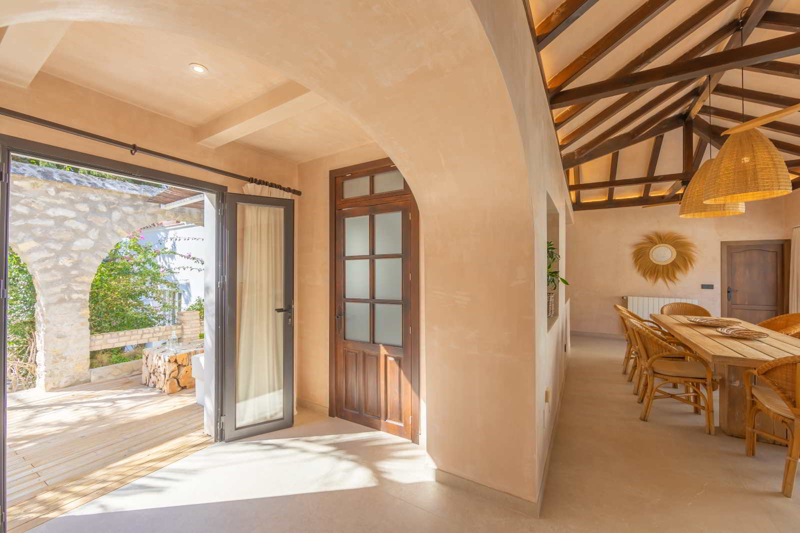 Cocina moderna en La Villa del Hotel Punta Sur con acabados naturales, techos altos de madera y electrodomésticos integrados.