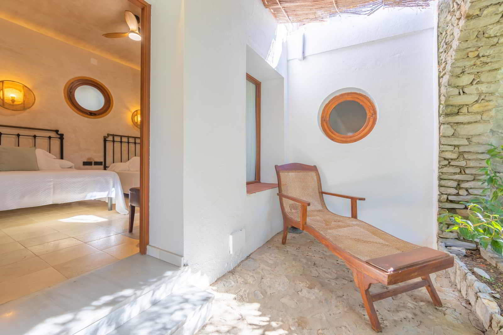 Tumbona de madera en la entrada de la habitación de La Villa del Hotel Punta Sur.