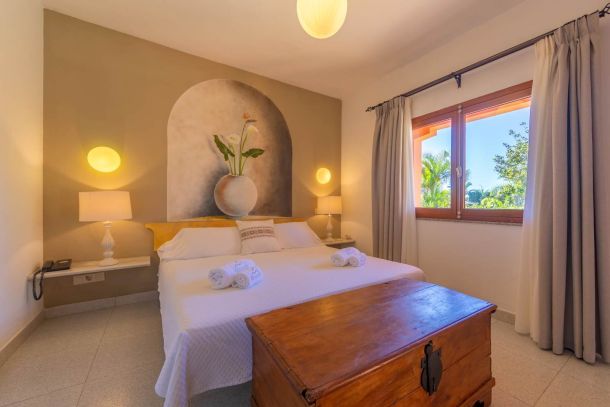 Vista decoración y cama en habitación doble Hotel Tarifa Punta Sur