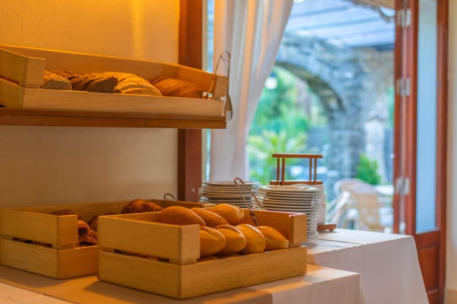 Selección de panes y bollería en el buffet del Hotel Punta Sur.