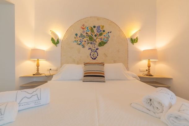 Vista decoración y cama en habitación doble Hotel Tarifa Punta Sur